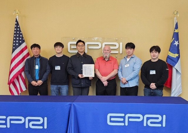 한수원 사내벤처 딥아이가 AI 비파괴 검사방법 국제인증을 받고 기념촬영을 하고 있다. <한수원 제공>